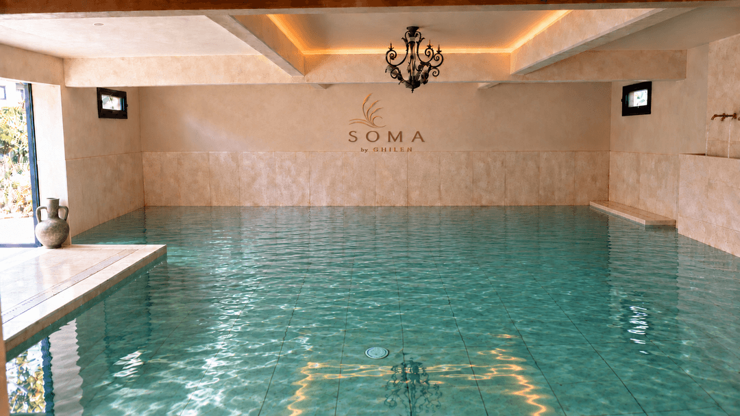 Piscina interior climatizada de SOMA by GHILEN